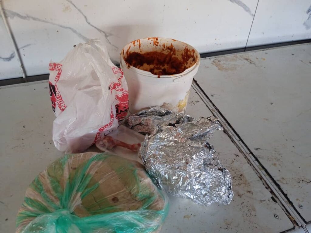 شاهد بالصور .. مكتب أشغال الشحر ينفذ حملة تفتيش واسعة على المطاعم والبوفيهات والمنشآت الغذائية لتعزيز الرقابة الصحية شاهد بالصور .. مكتب أشغال الشحر ينفذ حملة تفتيش واسعة على المطاعم والبوفيهات والمنشآت الغذائية لتعزيز الرقابة الصحية