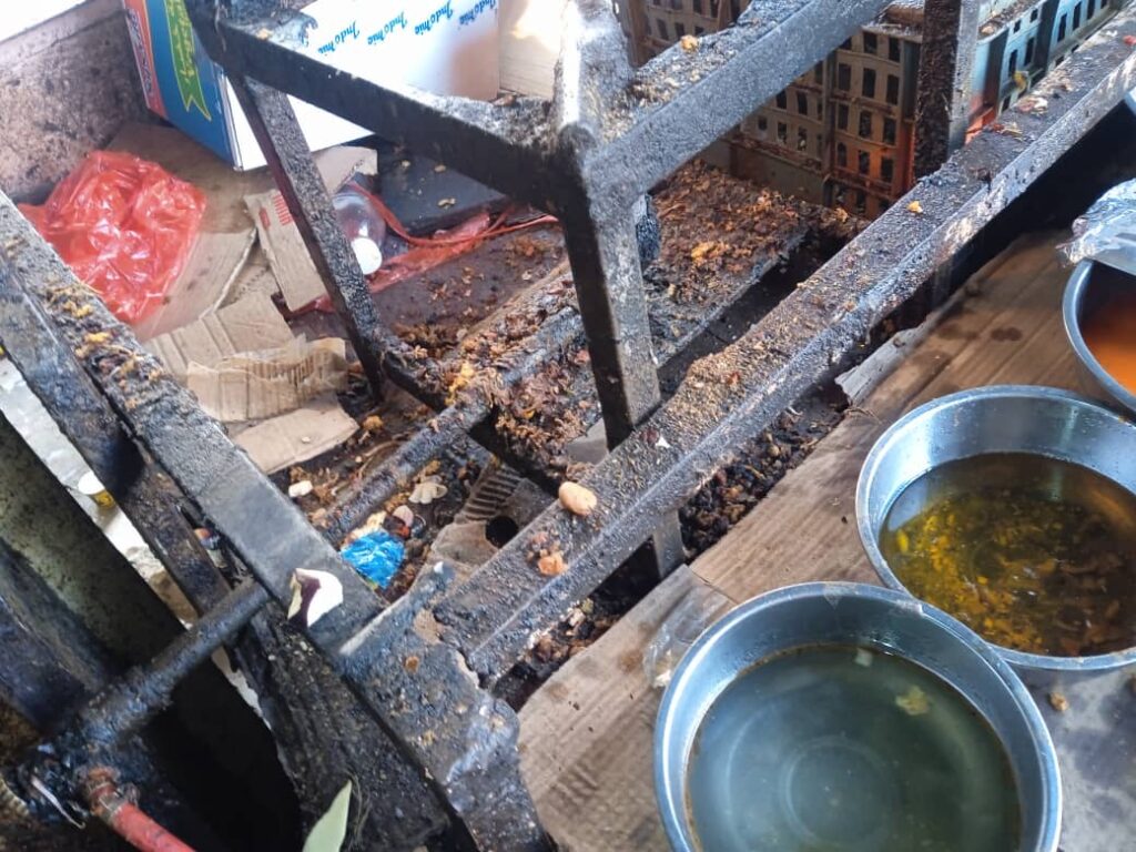 شاهد بالصور .. مكتب أشغال الشحر ينفذ حملة تفتيش واسعة على المطاعم والبوفيهات والمنشآت الغذائية لتعزيز الرقابة الصحية شاهد بالصور .. مكتب أشغال الشحر ينفذ حملة تفتيش واسعة على المطاعم والبوفيهات والمنشآت الغذائية لتعزيز الرقابة الصحية