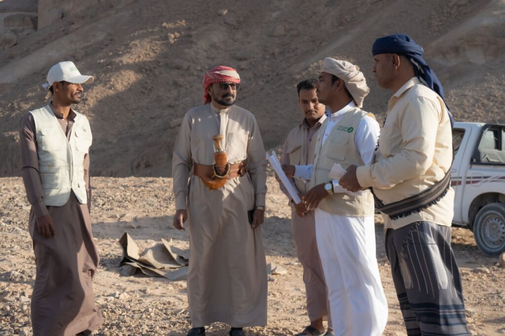 مدير عام شبام يشهد تسليم موقع مشروع ريع وقف أفريقيا الخيري لتعزيز إمدادات المياه بالمديرية مدير عام شبام يشهد تسليم موقع مشروع ريع وقف أفريقيا الخيري لتعزيز إمدادات المياه بالمديرية