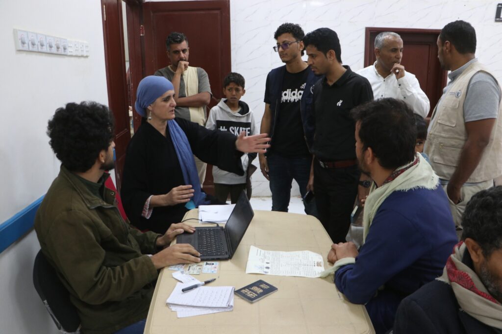 مديرة مكتب برنامج الأغذية العالمي بمأرب تزور مراكز تسجيل المستفيدين ضمن مشروع المساعدات الغذائية الطارئة الموجهة مديرة مكتب برنامج الأغذية العالمي بمأرب تزور مراكز تسجيل المستفيدين ضمن مشروع المساعدات الغذائية الطارئة الموجهة