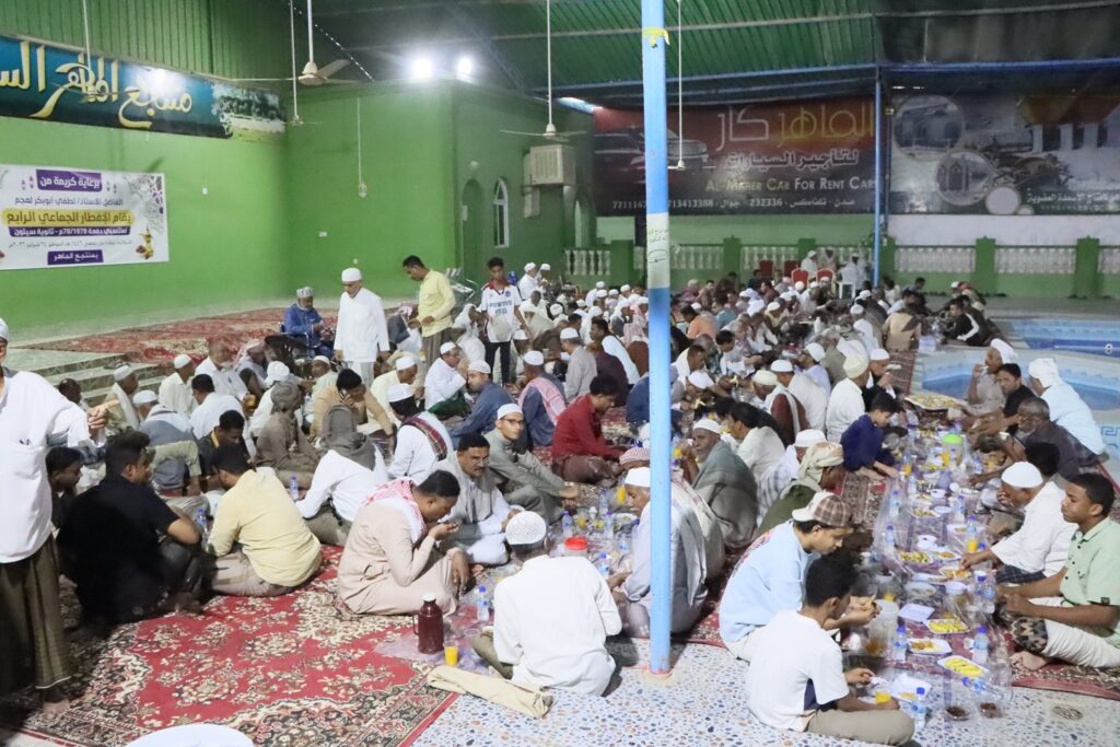 بحضور الأستاذ العامري مدير عام مديرية سيئون رئيس المجلس المحلي .. خريجي دفعة 78 – 79م بثانوية سيئون يقيمون الأمسية الرمضانية والافطار الجماعي الرابع بمدينة سيئون بحضور الأستاذ العامري مدير عام مديرية سيئون رئيس المجلس المحلي .. خريجي دفعة 78 – 79م بثانوية سيئون يقيمون الأمسية الرمضانية والافطار الجماعي الرابع بمدينة سيئون