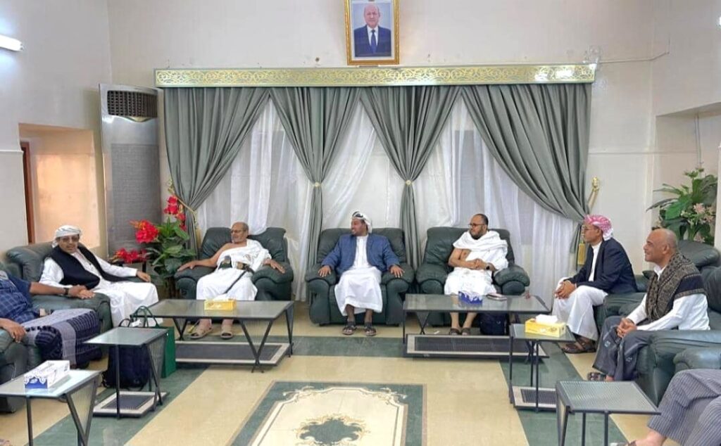 مدير عام سيئون في مقدمة مستقبلي وكيل وزارة الداخلية بمطار سيئون الدولي. مدير عام سيئون في مقدمة مستقبلي وكيل وزارة الداخلية بمطار سيئون الدولي.