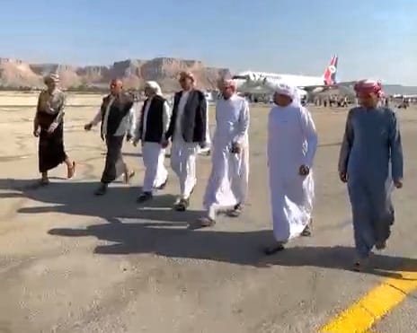 مدير عام سيئون في مقدمة مستقبلي وكيل وزارة الداخلية بمطار سيئون الدولي. مدير عام سيئون في مقدمة مستقبلي وكيل وزارة الداخلية بمطار سيئون الدولي.