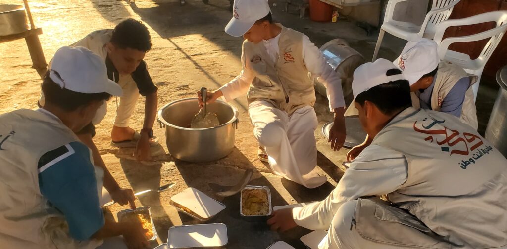 مبادرة أنت وطن تنفذ توزيع وجبات إفطار وعشاء لعابري السبيل خلال شهر رمضان بمدينة سيئون مبادرة أنت وطن تنفذ توزيع وجبات إفطار وعشاء لعابري السبيل خلال شهر رمضان بمدينة سيئون