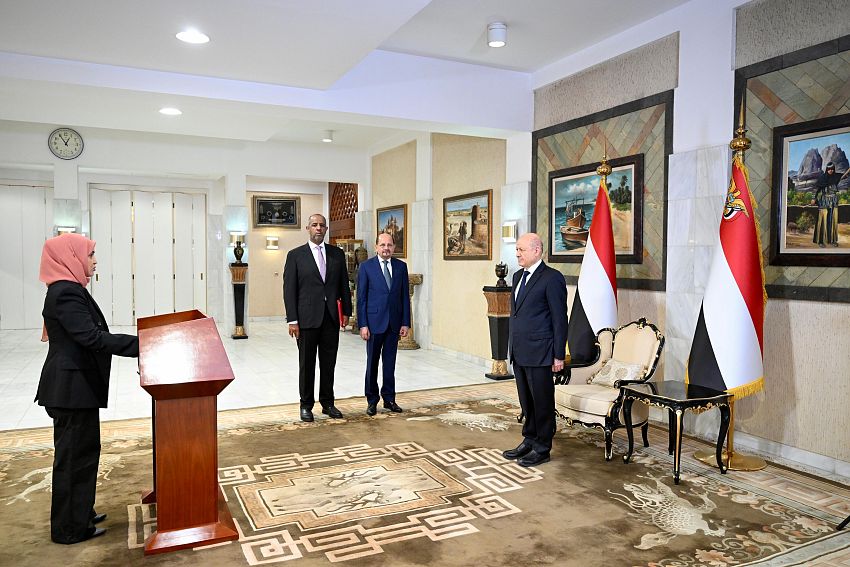 رئيس واعضاء الحكومة يؤدون اليمين الدستورية امام رئيس مجلس القيادة الرئاسي - رئيس واعضاء الحكومة يؤدون اليمين الدستورية امام رئيس مجلس القيادة الرئاسي -