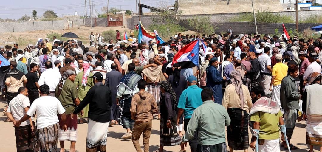 يتقدمهم الحالمي .. أبناء الجنوب يشيعون جثمان الشهيد "عبدالسلام الشبحي" في موكب جنائزي مهيب - يتقدمهم الحالمي .. أبناء الجنوب يشيعون جثمان الشهيد "عبدالسلام الشبحي" في موكب جنائزي مهيب -