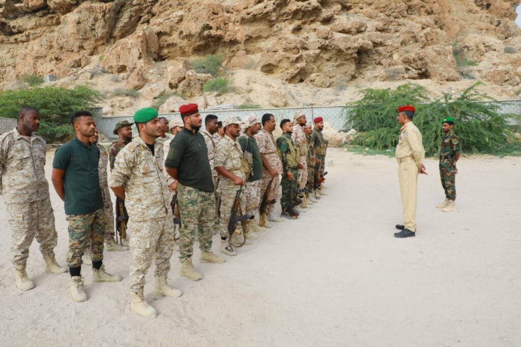 أركان لواء النخبة الحضرمي يزور النقاط الخارجية ويهنئ المقاتلين بعيد الفطر المبارك أركان لواء النخبة الحضرمي يزور النقاط الخارجية ويهنئ المقاتلين بعيد الفطر المبارك