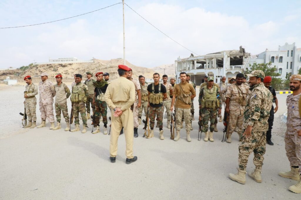 أركان لواء النخبة الحضرمي يزور النقاط الخارجية ويهنئ المقاتلين بعيد الفطر المبارك أركان لواء النخبة الحضرمي يزور النقاط الخارجية ويهنئ المقاتلين بعيد الفطر المبارك