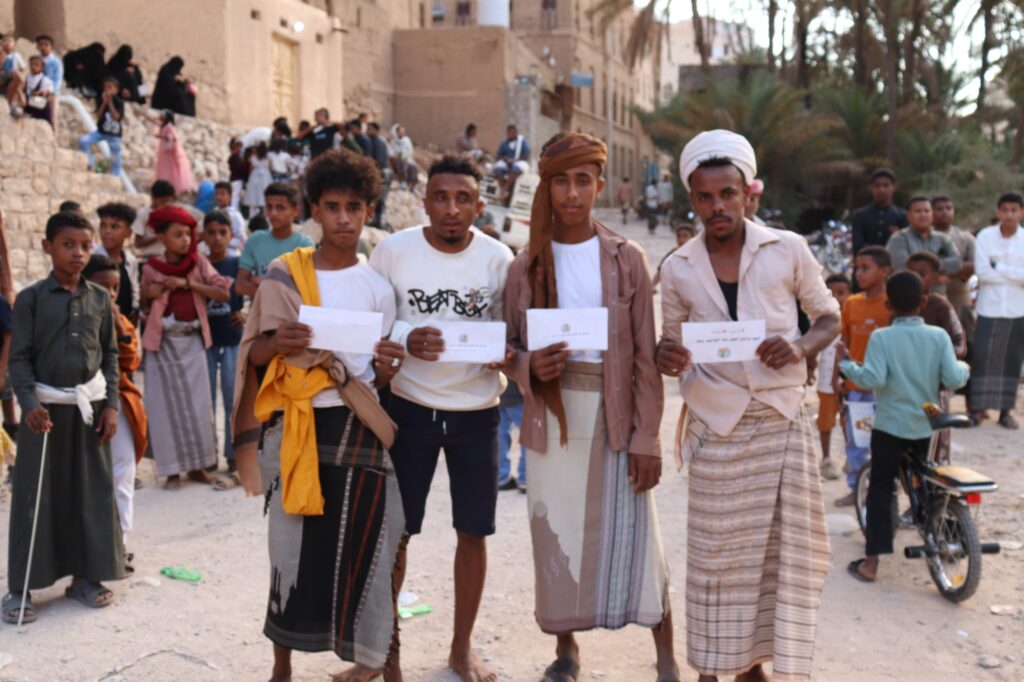 دوعن… حضور جماهيري لافت يزين “مهرجان العيد 17” برباط باعشن وفرقة البندر تخطف الأنظار بعروضها الهادفة دوعن… حضور جماهيري لافت يزين “مهرجان العيد 17” برباط باعشن وفرقة البندر تخطف الأنظار بعروضها الهادفة