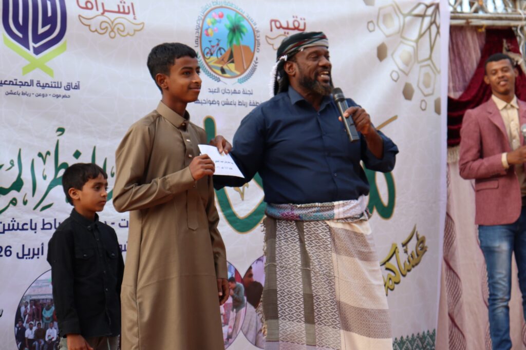 دوعن… حضور جماهيري لافت يزين “مهرجان العيد 17” برباط باعشن وفرقة البندر تخطف الأنظار بعروضها الهادفة دوعن… حضور جماهيري لافت يزين “مهرجان العيد 17” برباط باعشن وفرقة البندر تخطف الأنظار بعروضها الهادفة