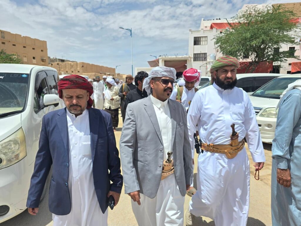 التميمي مدير عام مصلحة شؤون القبائل يشارك في مراسيم تنصيب الحبيب علي بن حسن منصبا لآل الشيخ أبوبكر بن سالم بعينات التميمي مدير عام مصلحة شؤون القبائل يشارك في مراسيم تنصيب الحبيب علي بن حسن منصبا لآل الشيخ أبوبكر بن سالم بعينات