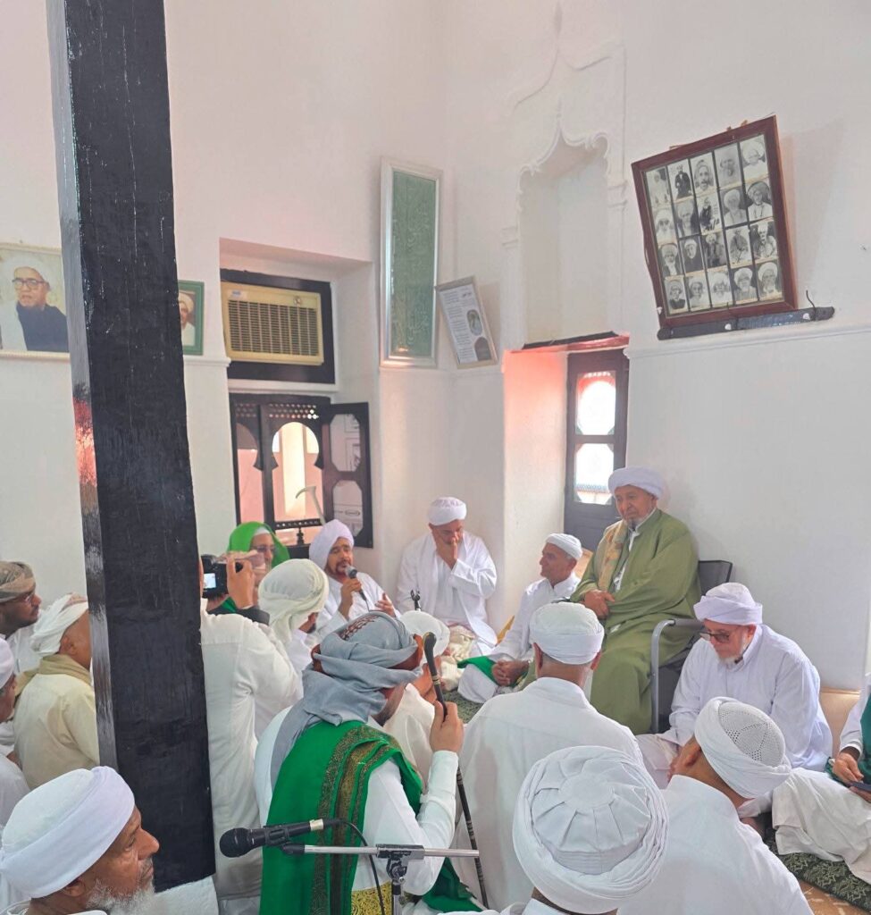 عينات تحتضن اجتماع تنصيب الحبيب علي حسن الحبيب وسط حضور رسمي بارز "صور" عينات تحتضن اجتماع تنصيب الحبيب علي حسن الحبيب وسط حضور رسمي بارز "صور"