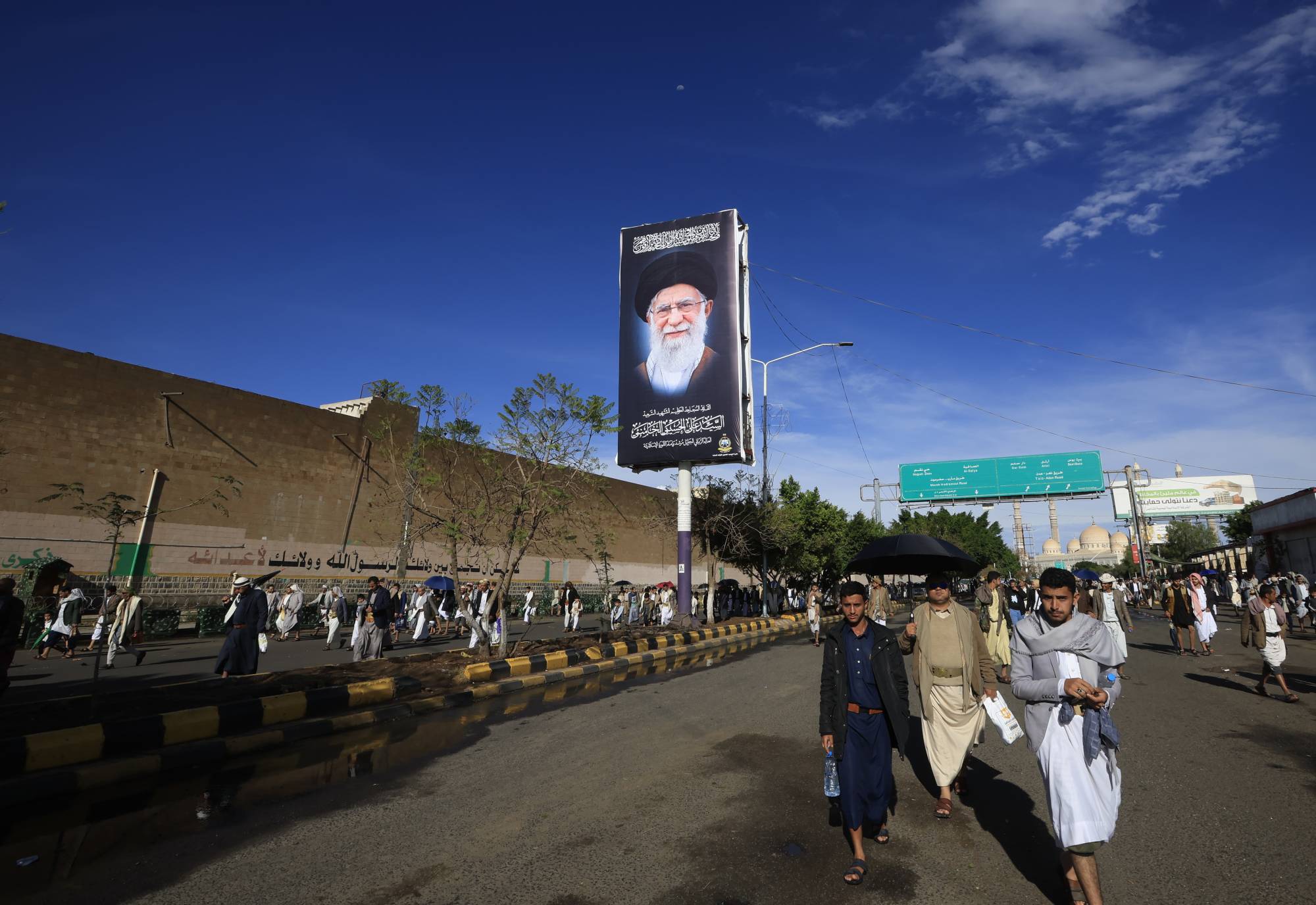 إيران تدفع ورقتها الحوثية إلى المعركة بعد شهر من الحرب إيران تدفع ورقتها الحوثية إلى المعركة بعد شهر من الحرب