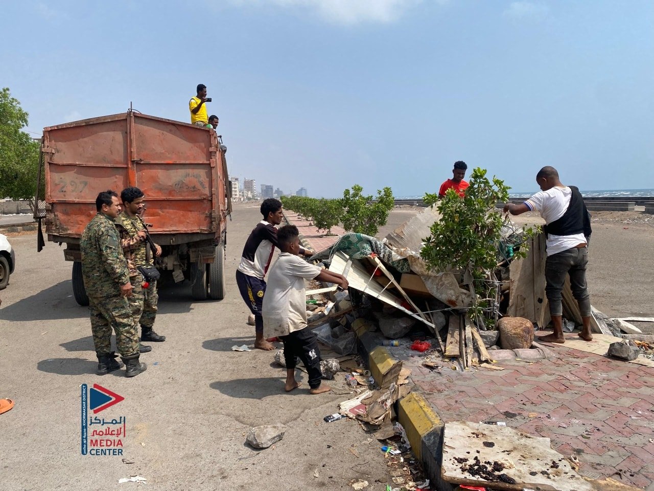 بتوجيهات المحافظ عبدالرحمن شيخ.. حملة ميدانية لإزالة العشوائيات والمخالفات وضبط الشيش في كورنيشات خورمكسر - بتوجيهات المحافظ عبدالرحمن شيخ.. حملة ميدانية لإزالة العشوائيات والمخالفات وضبط الشيش في كورنيشات خورمكسر -