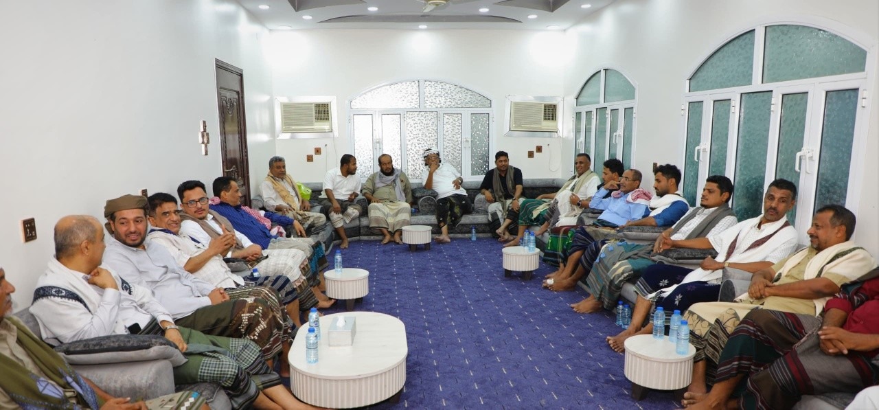 رئيس وزراء سابق ووزراء سابقين في زيارة أخوية لمنزل وزير التربية التعليم السابق طارق العكبري رئيس وزراء سابق ووزراء سابقين في زيارة أخوية لمنزل وزير التربية التعليم السابق طارق العكبري