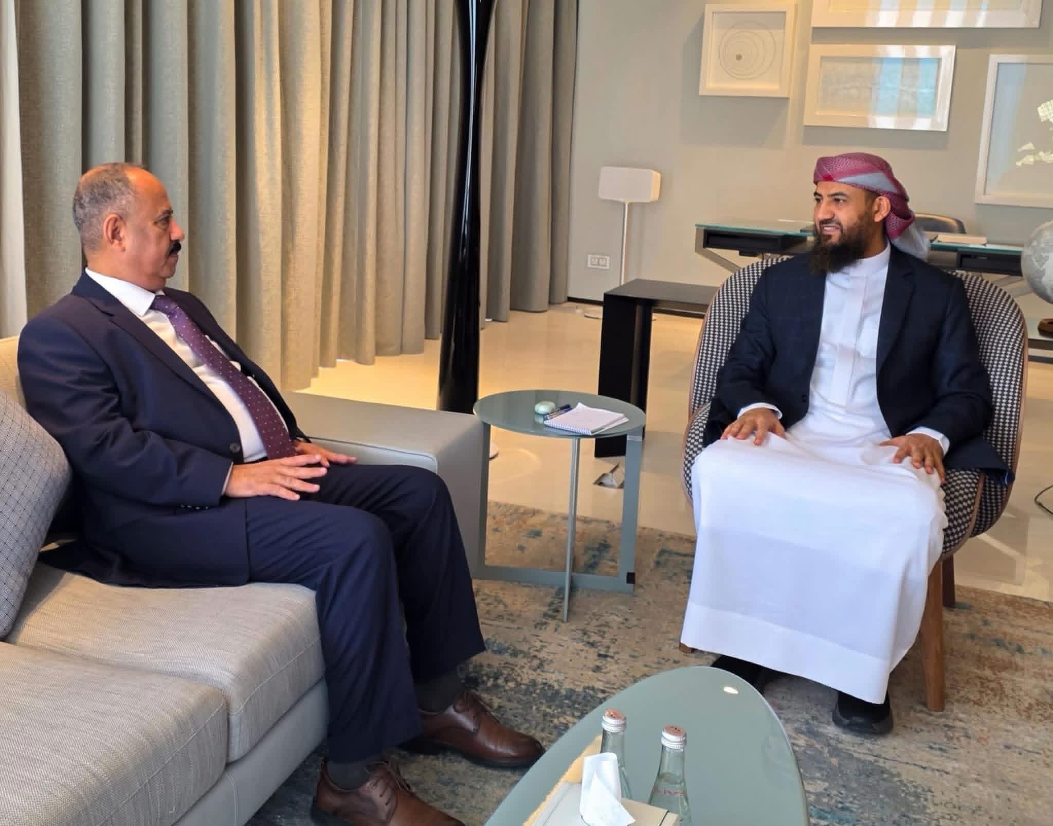 المحرّمي يلتقي وزير النقل ويؤكد ضرورة تطوير قطاعات النقل وتحسين الخدمات المقدمة للمواطنين - المحرّمي يلتقي وزير النقل ويؤكد ضرورة تطوير قطاعات النقل وتحسين الخدمات المقدمة للمواطنين -
