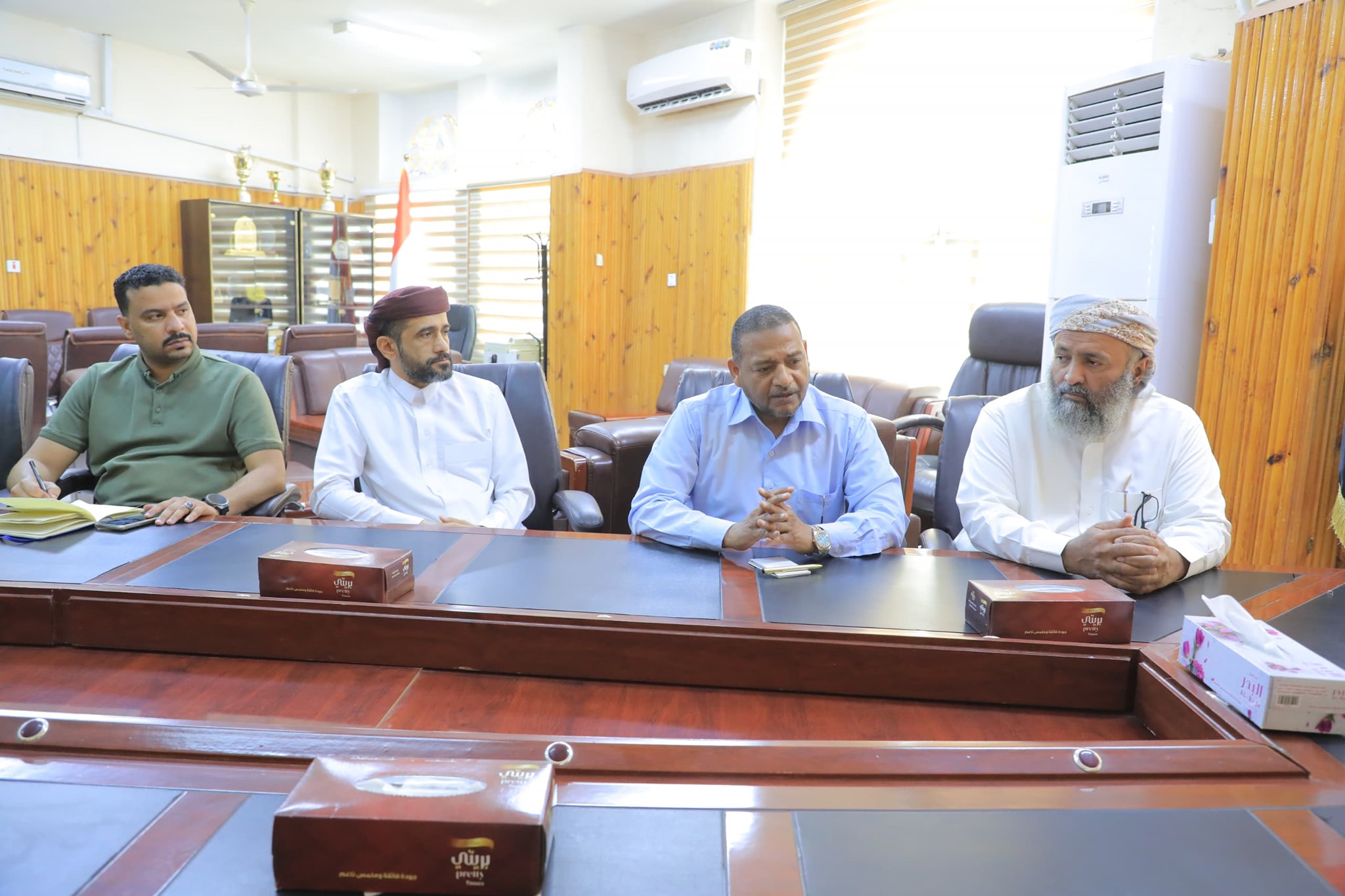 وكيل محافظة حضرموت يلتقي عدداً من أعضاء هيئة الرئاسة والأمانة العامة لمجلس حضرموت الوطني وكيل محافظة حضرموت يلتقي عدداً من أعضاء هيئة الرئاسة والأمانة العامة لمجلس حضرموت الوطني