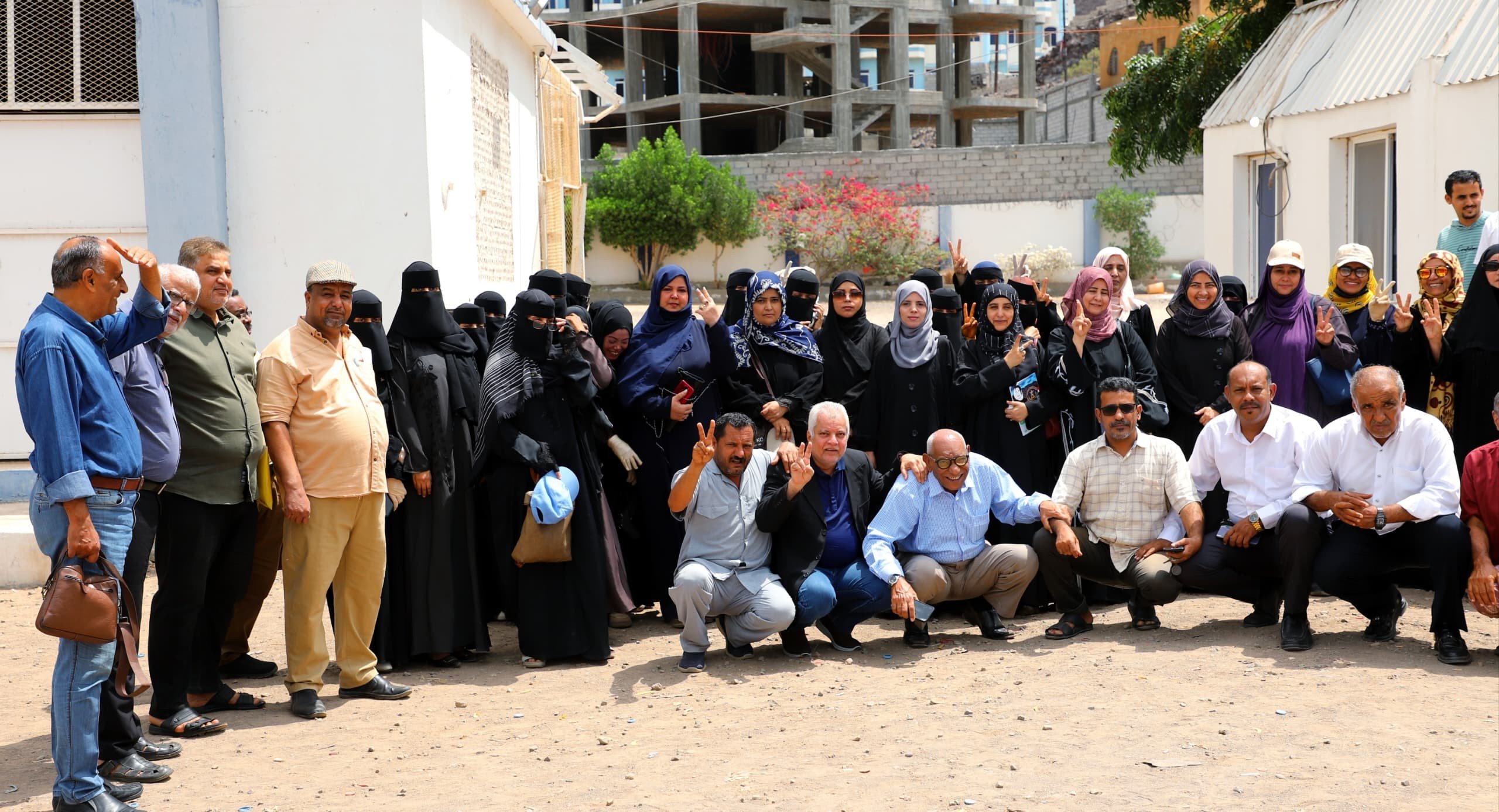 تأكيدا على مبدأ الثبات وللأسبوع الثاني.. كادر الأمانة العامة يواصل وقفته وحضوره أمام مقر عملهم تأكيدا على مبدأ الثبات وللأسبوع الثاني.. كادر الأمانة العامة يواصل وقفته وحضوره أمام مقر عملهم