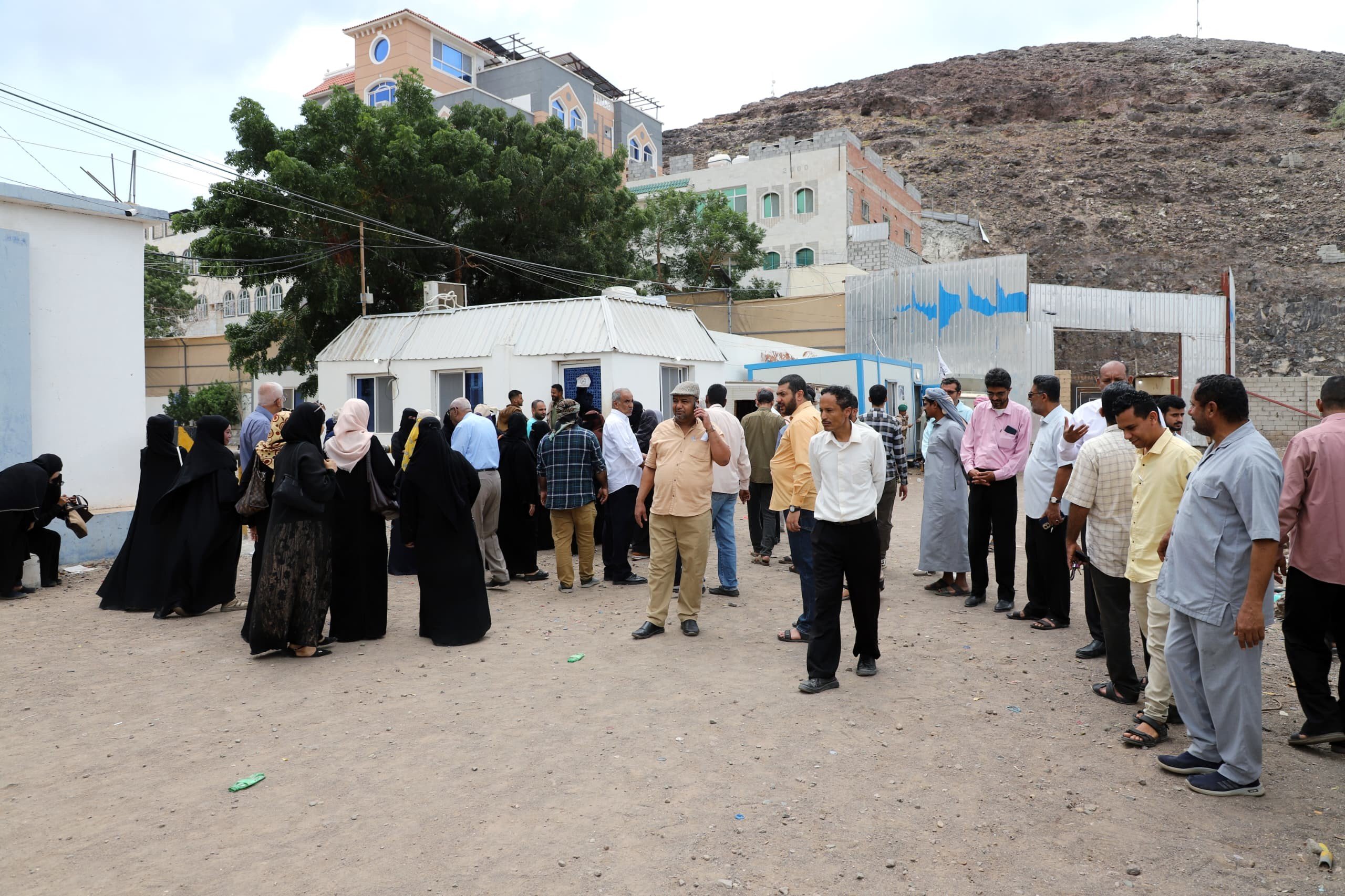 تأكيدا على مبدأ الثبات وللأسبوع الثاني.. كادر الأمانة العامة يواصل وقفته وحضوره أمام مقر عملهم تأكيدا على مبدأ الثبات وللأسبوع الثاني.. كادر الأمانة العامة يواصل وقفته وحضوره أمام مقر عملهم