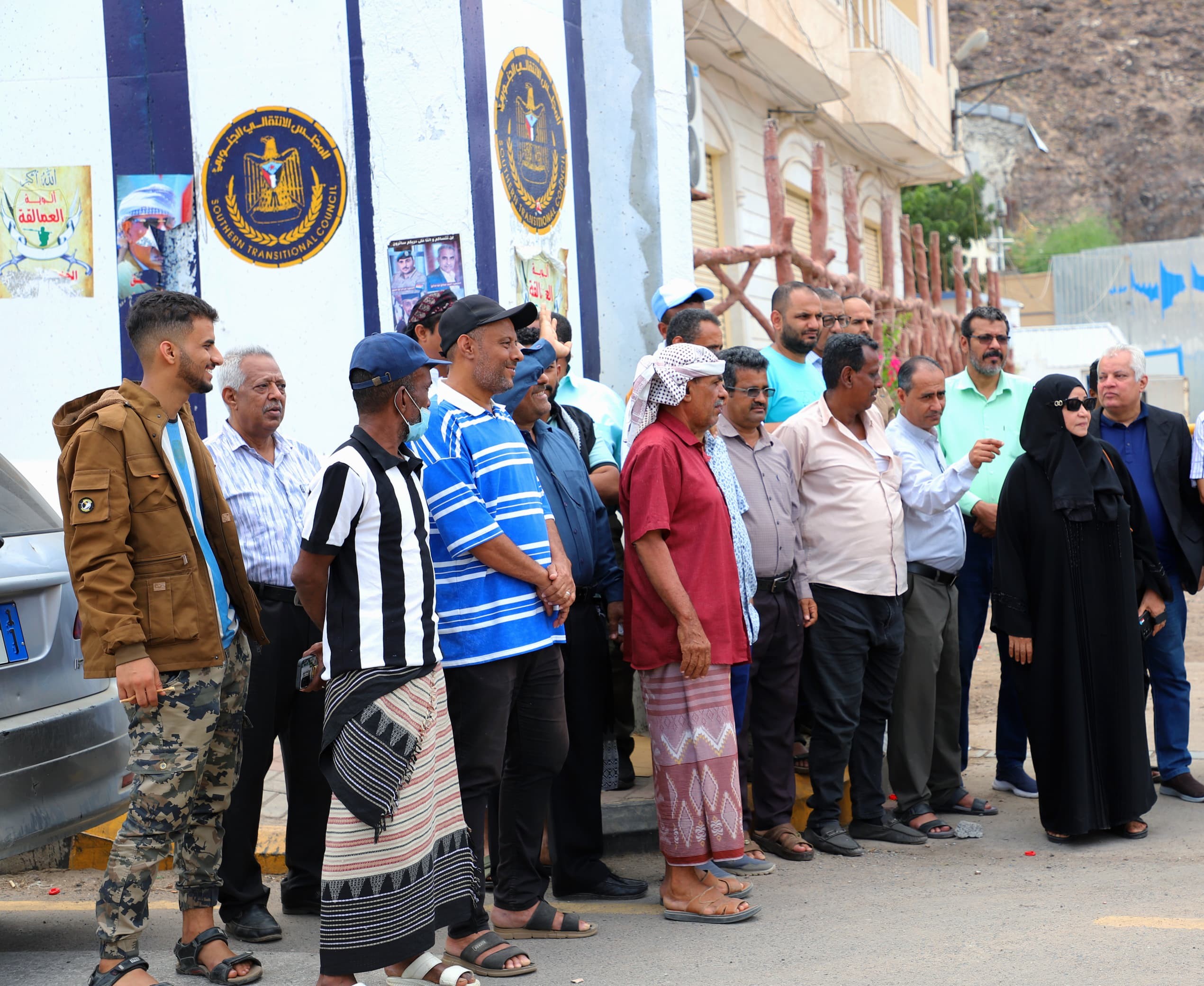 لليوم التاسع على التوالي.. الأمانة العامة تواصل وقفتها الاحتجاجية رفضاً لإغلاق مقرها بالعاصمة عدن لليوم التاسع على التوالي.. الأمانة العامة تواصل وقفتها الاحتجاجية رفضاً لإغلاق مقرها بالعاصمة عدن