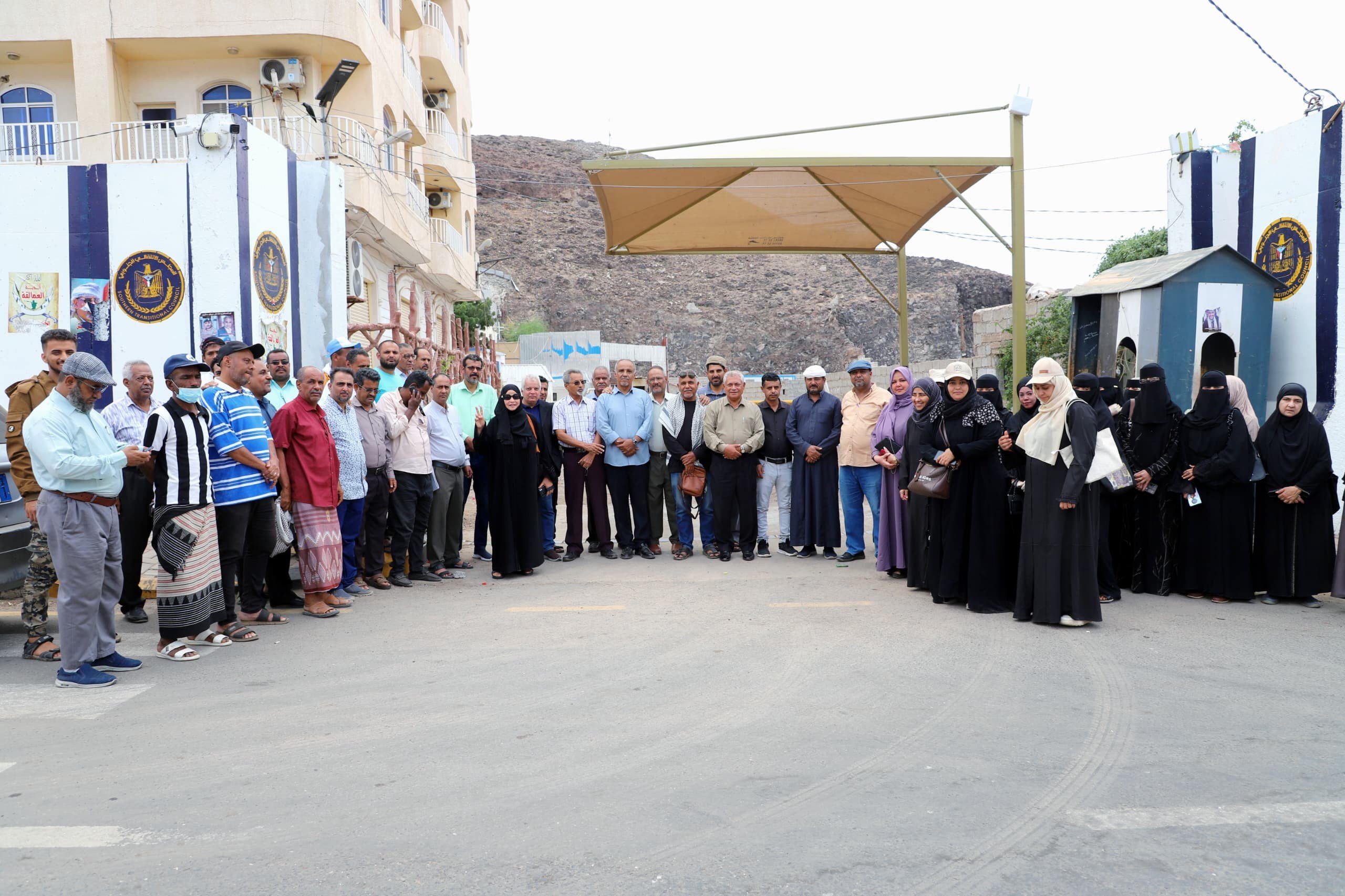 لليوم التاسع على التوالي.. الأمانة العامة تواصل وقفتها الاحتجاجية رفضاً لإغلاق مقرها بالعاصمة عدن لليوم التاسع على التوالي.. الأمانة العامة تواصل وقفتها الاحتجاجية رفضاً لإغلاق مقرها بالعاصمة عدن