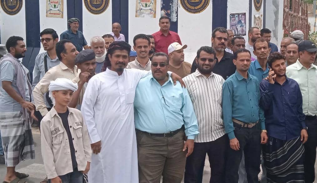لليوم العاشر على التوالي.. الأمانة العامة تواصل وقفتها الاحتجاجية رفضاً لإغلاق مقرها بالعاصمة عدن لليوم العاشر على التوالي.. الأمانة العامة تواصل وقفتها الاحتجاجية رفضاً لإغلاق مقرها بالعاصمة عدن