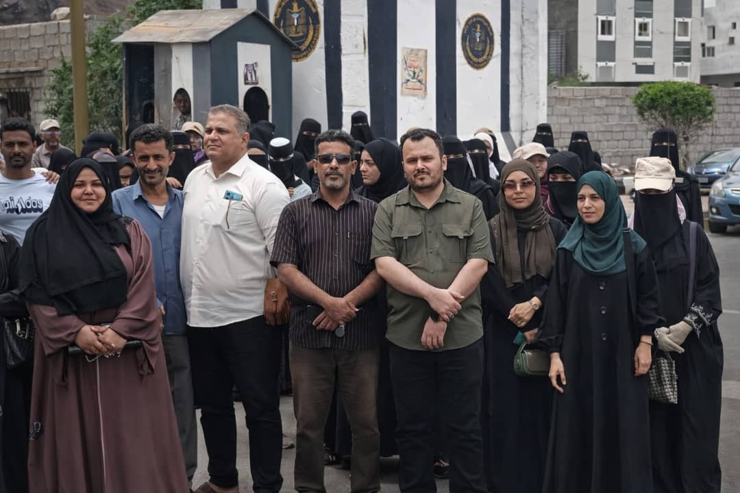لليوم العاشر على التوالي.. الأمانة العامة تواصل وقفتها الاحتجاجية رفضاً لإغلاق مقرها بالعاصمة عدن لليوم العاشر على التوالي.. الأمانة العامة تواصل وقفتها الاحتجاجية رفضاً لإغلاق مقرها بالعاصمة عدن