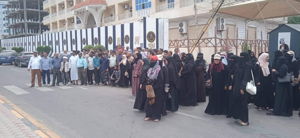 لليوم العاشر على التوالي.. الأمانة العامة تواصل وقفتها الاحتجاجية رفضاً لإغلاق مقرها بالعاصمة عدن لليوم العاشر على التوالي.. الأمانة العامة تواصل وقفتها الاحتجاجية رفضاً لإغلاق مقرها بالعاصمة عدن