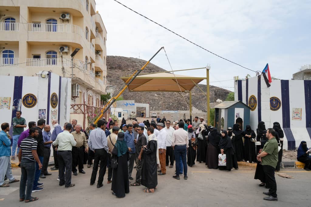 لليوم العاشر على التوالي.. الأمانة العامة تواصل وقفتها الاحتجاجية رفضاً لإغلاق مقرها بالعاصمة عدن لليوم العاشر على التوالي.. الأمانة العامة تواصل وقفتها الاحتجاجية رفضاً لإغلاق مقرها بالعاصمة عدن