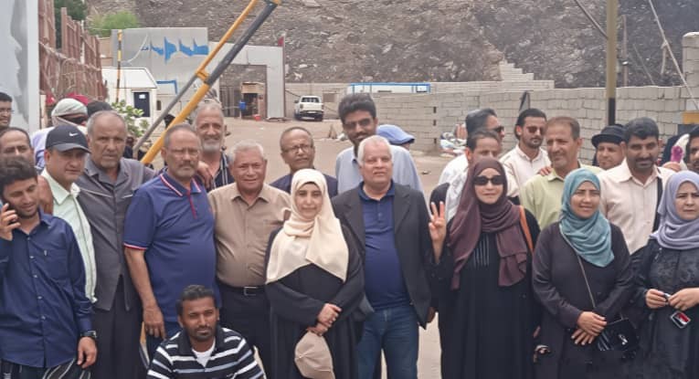 لليوم العاشر على التوالي.. الأمانة العامة تواصل وقفتها الاحتجاجية رفضاً لإغلاق مقرها بالعاصمة عدن لليوم العاشر على التوالي.. الأمانة العامة تواصل وقفتها الاحتجاجية رفضاً لإغلاق مقرها بالعاصمة عدن