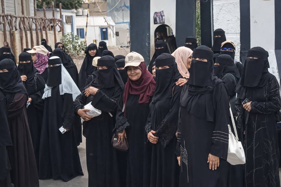 لليوم العاشر على التوالي.. الأمانة العامة تواصل وقفتها الاحتجاجية رفضاً لإغلاق مقرها بالعاصمة عدن لليوم العاشر على التوالي.. الأمانة العامة تواصل وقفتها الاحتجاجية رفضاً لإغلاق مقرها بالعاصمة عدن