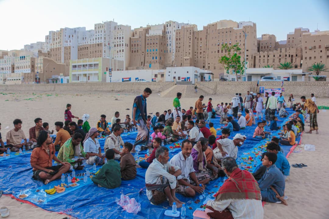 بحضور انتقالي شبام ووفاءً لشهداء المستقبل الواعد.. أهالي المديرية يقيمون مائدة إفطار رمضاني تخليدًا لتضحيات الأبطال بحضور انتقالي شبام ووفاءً لشهداء المستقبل الواعد.. أهالي المديرية يقيمون مائدة إفطار رمضاني تخليدًا لتضحيات الأبطال