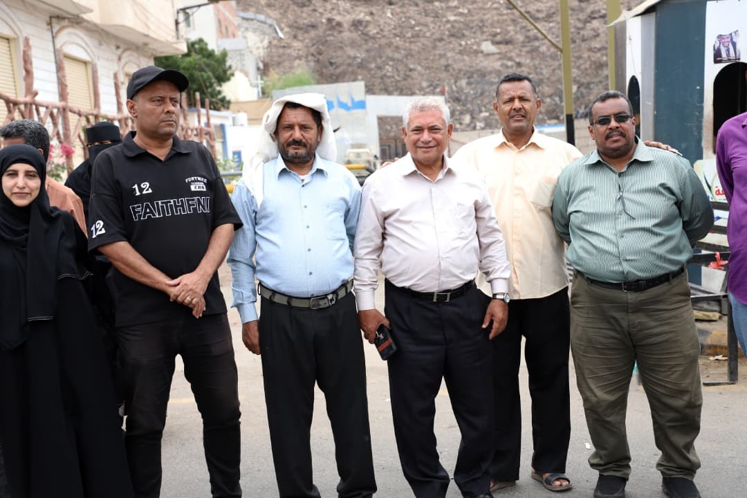 لليوم الحادي عشر على التوالي.. الأمانة العامة تواصل وقفتها الاحتجاجية أمام مقر عملها بالعاصمة عدن لليوم الحادي عشر على التوالي.. الأمانة العامة تواصل وقفتها الاحتجاجية أمام مقر عملها بالعاصمة عدن