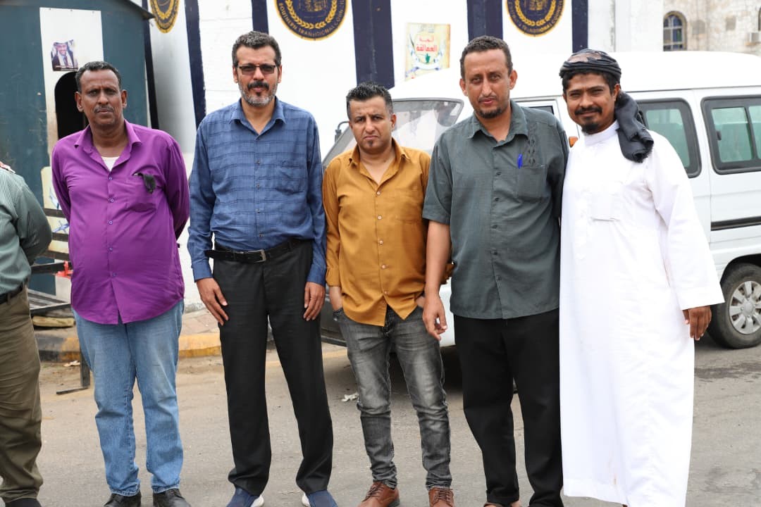 لليوم الحادي عشر على التوالي.. الأمانة العامة تواصل وقفتها الاحتجاجية أمام مقر عملها بالعاصمة عدن لليوم الحادي عشر على التوالي.. الأمانة العامة تواصل وقفتها الاحتجاجية أمام مقر عملها بالعاصمة عدن