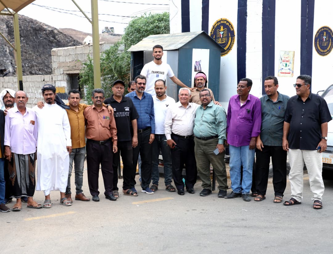 لليوم الحادي عشر على التوالي.. الأمانة العامة تواصل وقفتها الاحتجاجية أمام مقر عملها بالعاصمة عدن لليوم الحادي عشر على التوالي.. الأمانة العامة تواصل وقفتها الاحتجاجية أمام مقر عملها بالعاصمة عدن