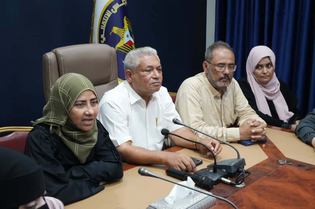 كادر الأمانة العامة يكسر قرار منع دخول مقر عملهم .. مؤكدين أن منع عمل المجلس الانتقالي لا يخدم سوى الجماعات الإرهابية كادر الأمانة العامة يكسر قرار منع دخول مقر عملهم .. مؤكدين أن منع عمل المجلس الانتقالي لا يخدم سوى الجماعات الإرهابية