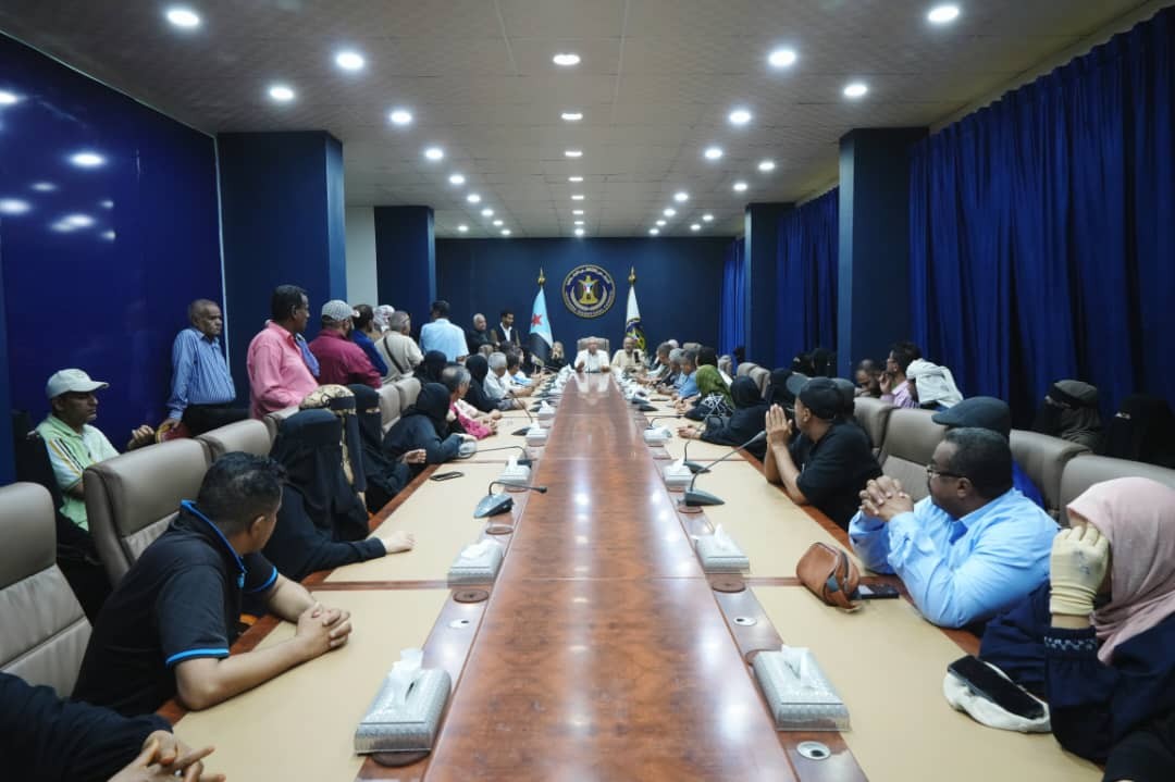 كادر الأمانة العامة يكسر قرار منع دخول مقر عملهم .. مؤكدين أن منع عمل المجلس الانتقالي لا يخدم سوى الجماعات الإرهابية كادر الأمانة العامة يكسر قرار منع دخول مقر عملهم .. مؤكدين أن منع عمل المجلس الانتقالي لا يخدم سوى الجماعات الإرهابية