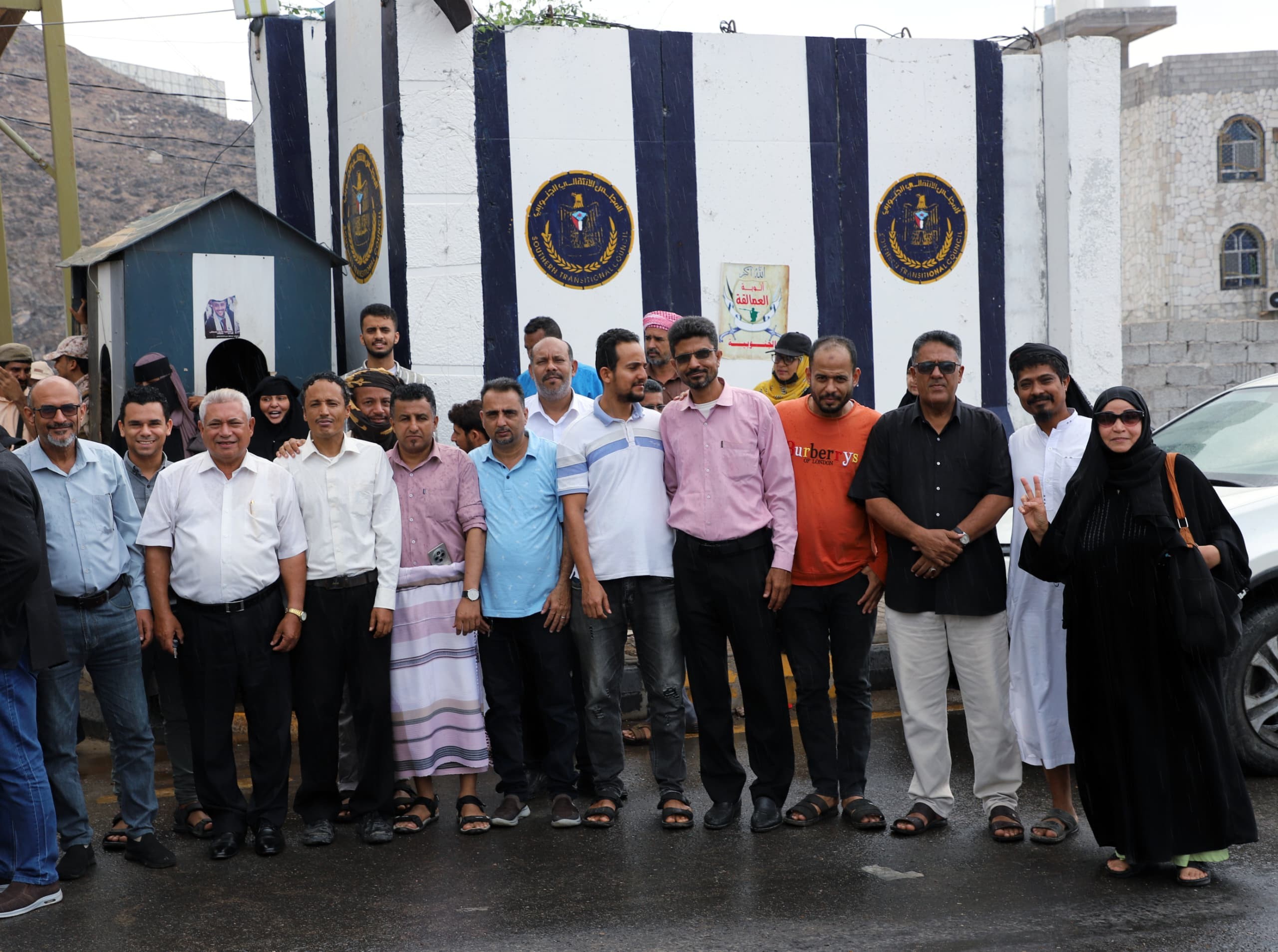 في تحدٍ لإرادة شعب الجنوب .. سلطات الأمر الواقع المدعومة سعوديا تواصل إغلاقها لمبنى الامانة العامة وتعمل على إغلاق الباب الرئيس باللحام في تحدٍ لإرادة شعب الجنوب .. سلطات الأمر الواقع المدعومة سعوديا تواصل إغلاقها لمبنى الامانة العامة وتعمل على إغلاق الباب الرئيس باللحام