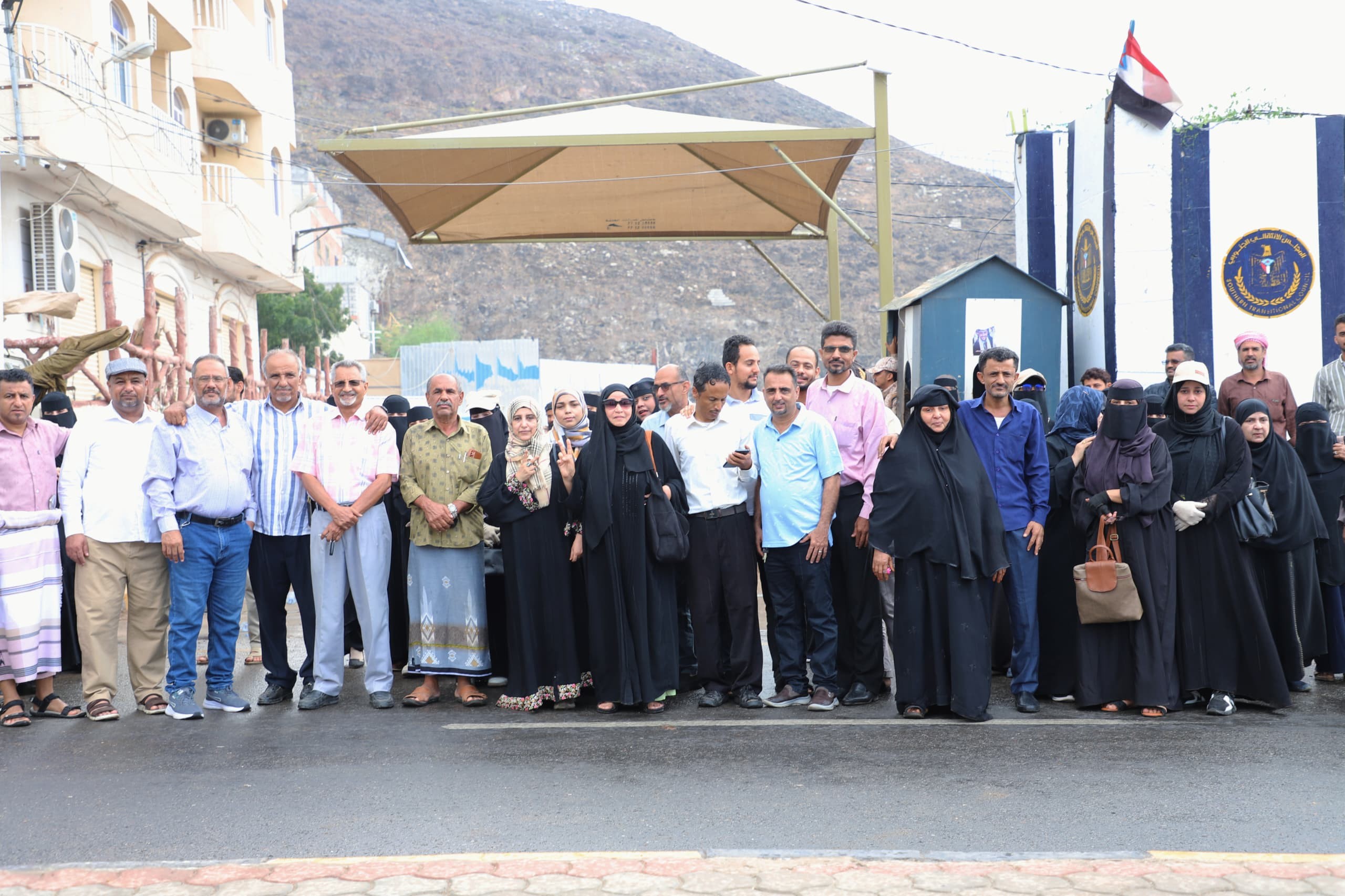 في تحدٍ لإرادة شعب الجنوب .. سلطات الأمر الواقع المدعومة سعوديا تواصل إغلاقها لمبنى الامانة العامة وتعمل على إغلاق الباب الرئيس باللحام في تحدٍ لإرادة شعب الجنوب .. سلطات الأمر الواقع المدعومة سعوديا تواصل إغلاقها لمبنى الامانة العامة وتعمل على إغلاق الباب الرئيس باللحام