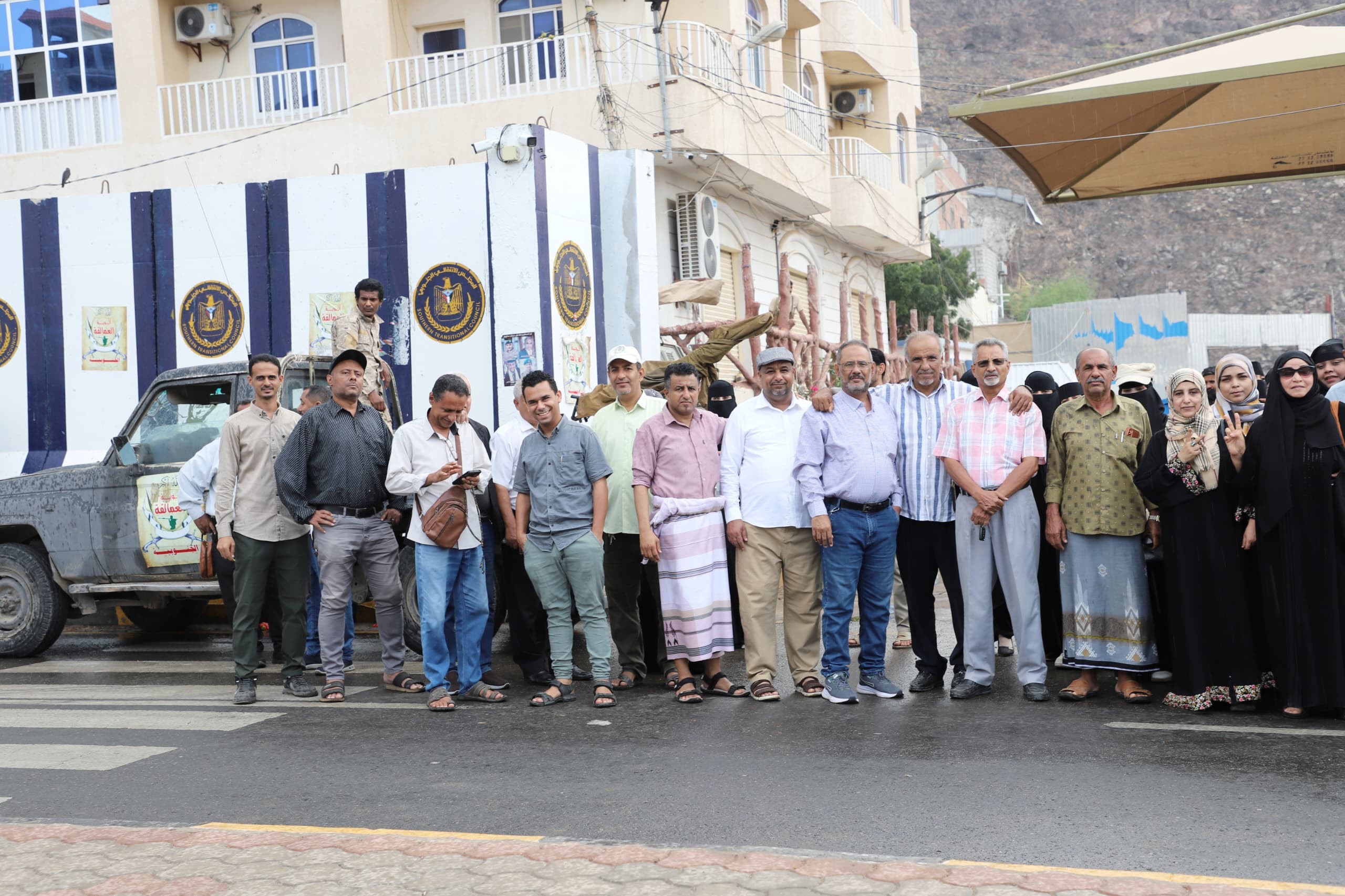 في تحدٍ لإرادة شعب الجنوب .. سلطات الأمر الواقع المدعومة سعوديا تواصل إغلاقها لمبنى الامانة العامة وتعمل على إغلاق الباب الرئيس باللحام في تحدٍ لإرادة شعب الجنوب .. سلطات الأمر الواقع المدعومة سعوديا تواصل إغلاقها لمبنى الامانة العامة وتعمل على إغلاق الباب الرئيس باللحام