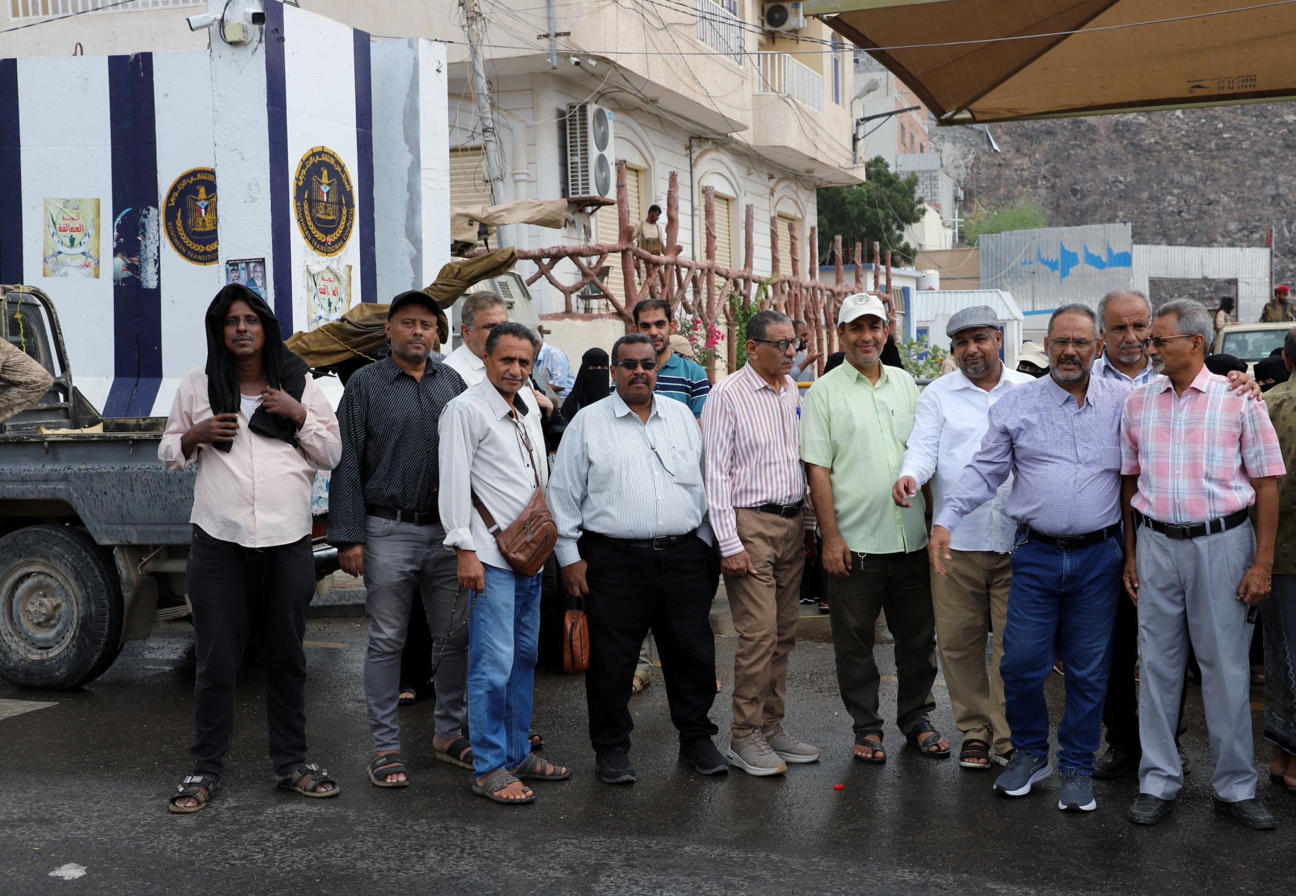 في تحدٍ لإرادة شعب الجنوب .. سلطات الأمر الواقع المدعومة سعوديا تواصل إغلاقها لمبنى الامانة العامة وتعمل على إغلاق الباب الرئيس باللحام في تحدٍ لإرادة شعب الجنوب .. سلطات الأمر الواقع المدعومة سعوديا تواصل إغلاقها لمبنى الامانة العامة وتعمل على إغلاق الباب الرئيس باللحام