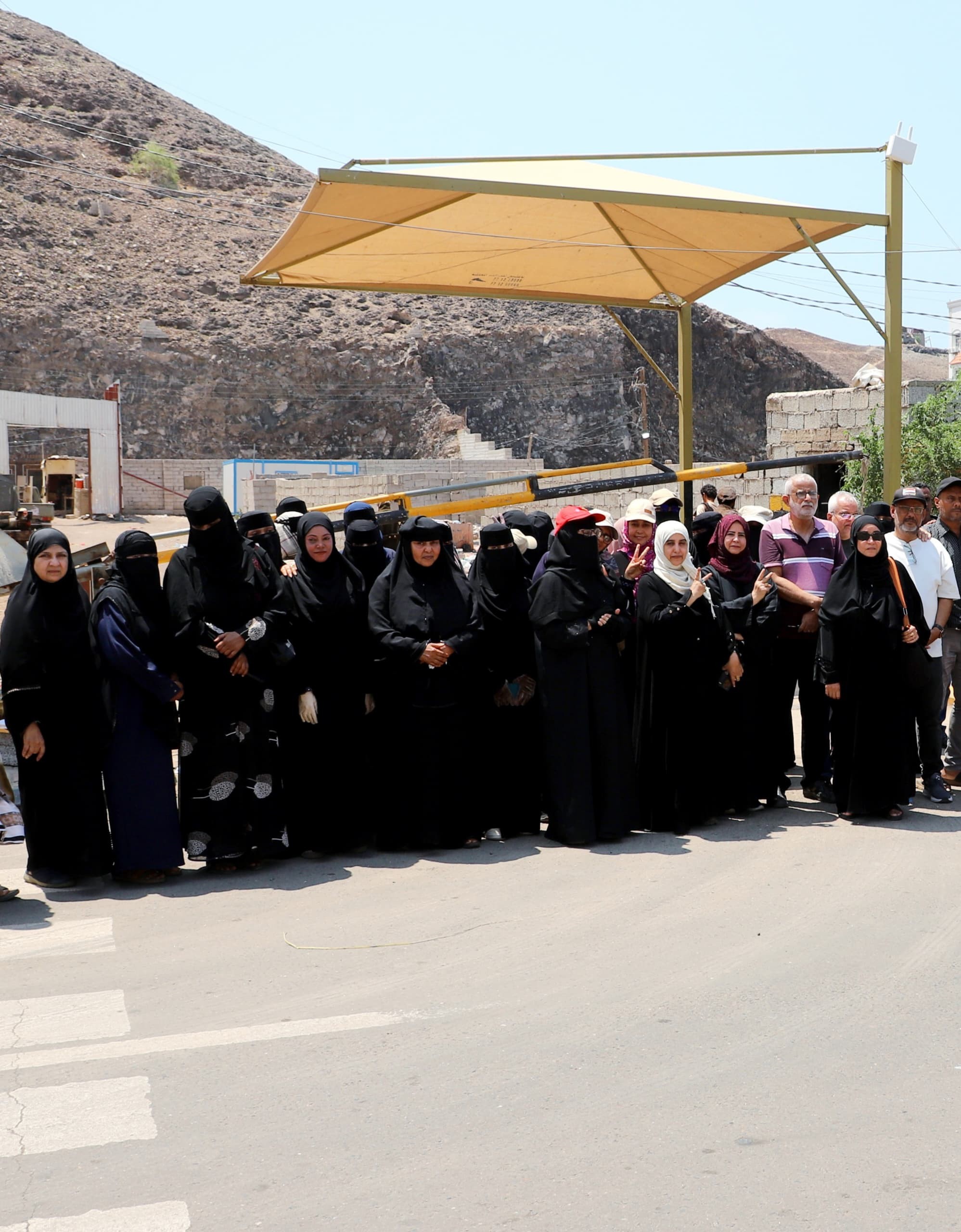 الأمانة العامة تواصل وقفاتها الاحتجاجية وتدعو للمشاركة في الإفطار الجماعي بالمعلا بذكرى تحرير عدن الأمانة العامة تواصل وقفاتها الاحتجاجية وتدعو للمشاركة في الإفطار الجماعي بالمعلا بذكرى تحرير عدن
