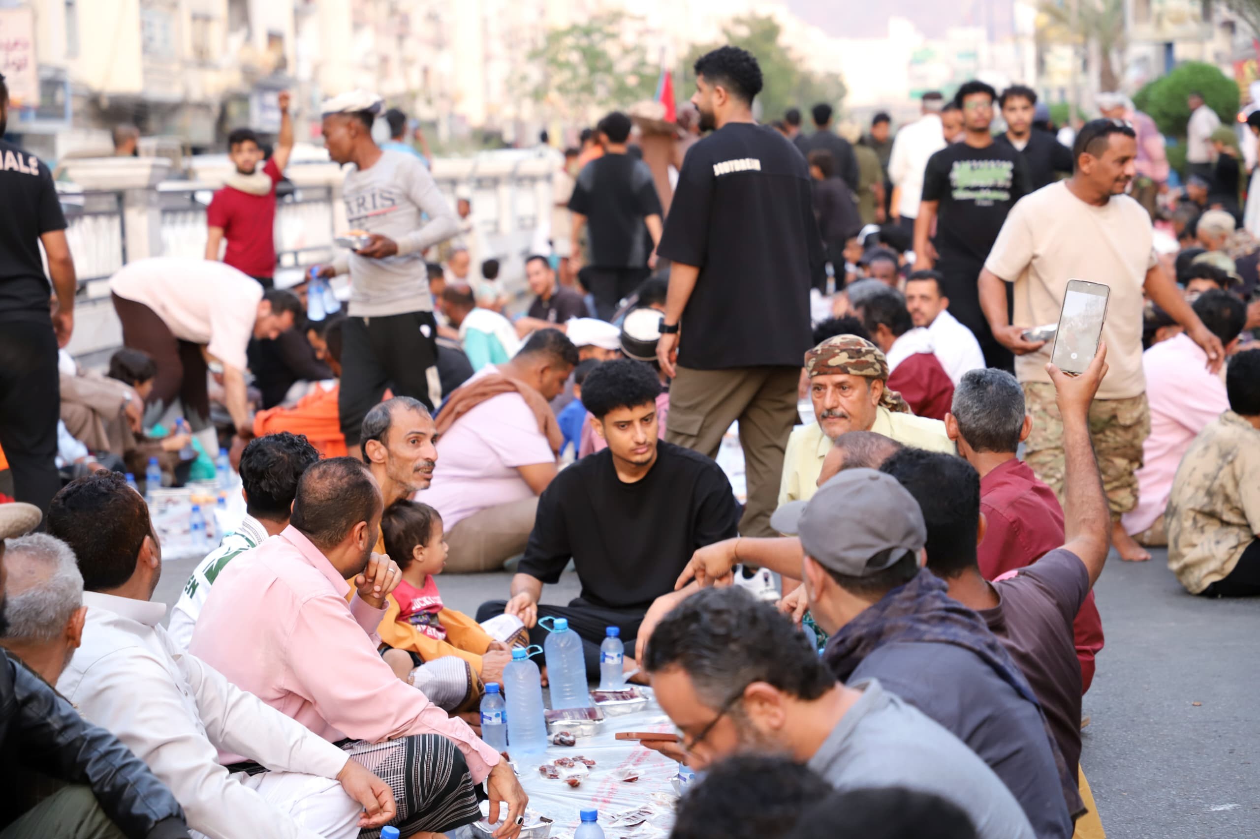 برعاية الرئيس الزُبيدي .. العاصمة عدن تشهد إفطاراً جماعياً إحياءً للذكرى الحادية عشرة لتحريرها من الغزو الحوثي برعاية الرئيس الزُبيدي .. العاصمة عدن تشهد إفطاراً جماعياً إحياءً للذكرى الحادية عشرة لتحريرها من الغزو الحوثي