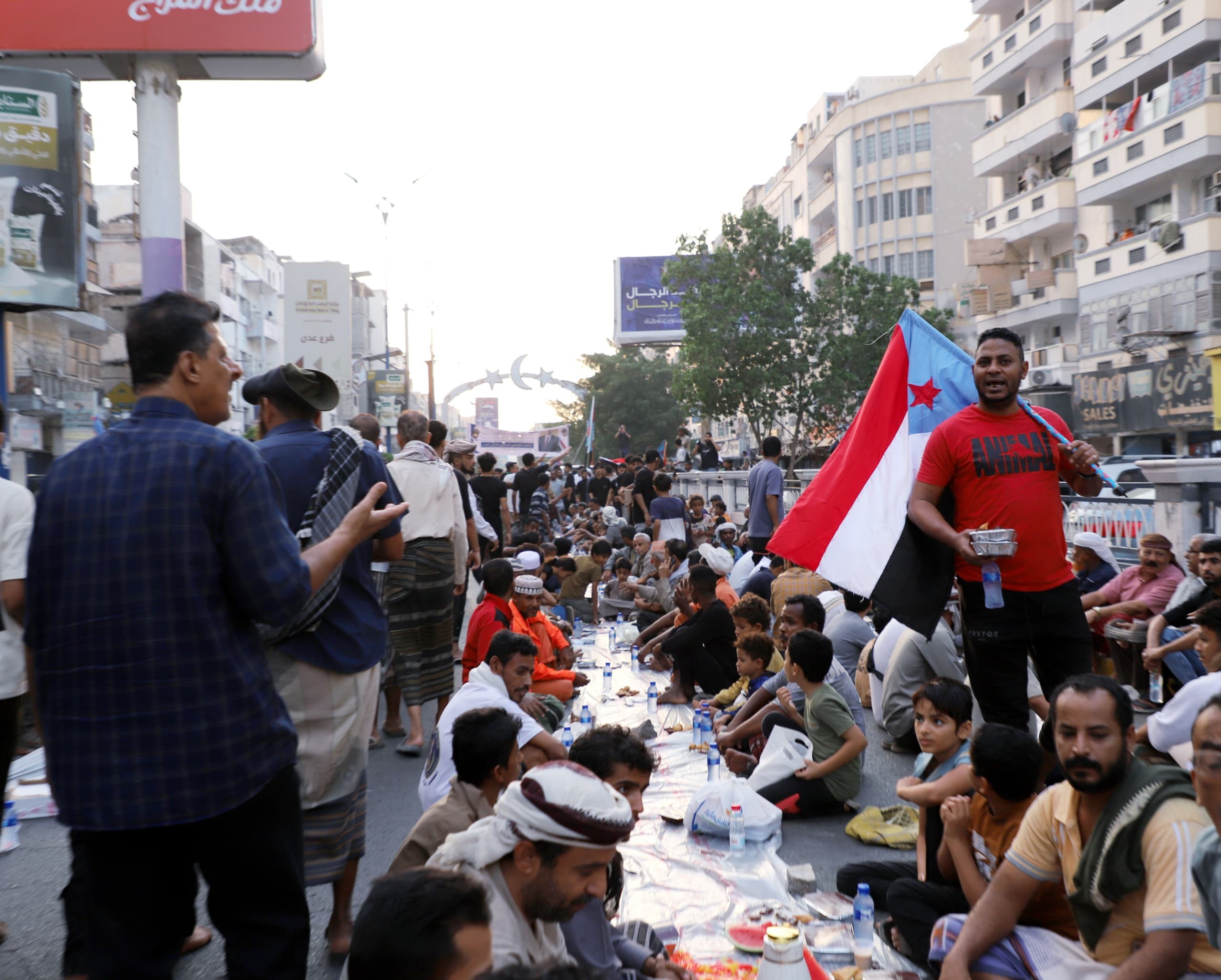برعاية الرئيس الزُبيدي .. العاصمة عدن تشهد إفطاراً جماعياً إحياءً للذكرى الحادية عشرة لتحريرها من الغزو الحوثي برعاية الرئيس الزُبيدي .. العاصمة عدن تشهد إفطاراً جماعياً إحياءً للذكرى الحادية عشرة لتحريرها من الغزو الحوثي