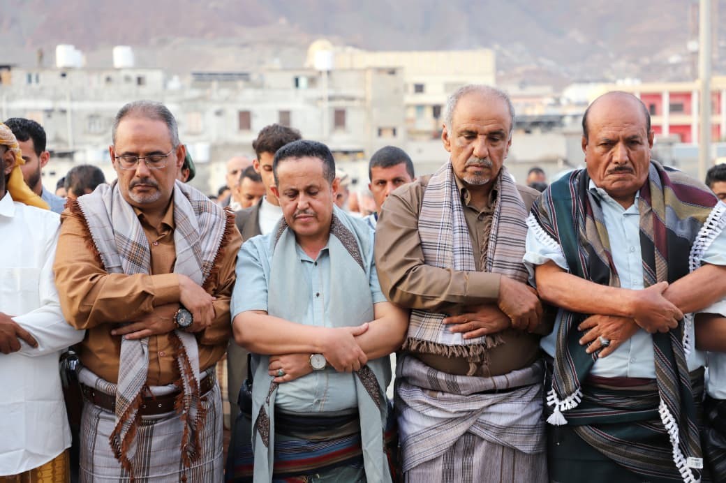 القائم بأعمال الأمين العام وعدد من قيادة المجلس يؤدون صلاة العيد بالعاصمة عدن القائم بأعمال الأمين العام وعدد من قيادة المجلس يؤدون صلاة العيد بالعاصمة عدن