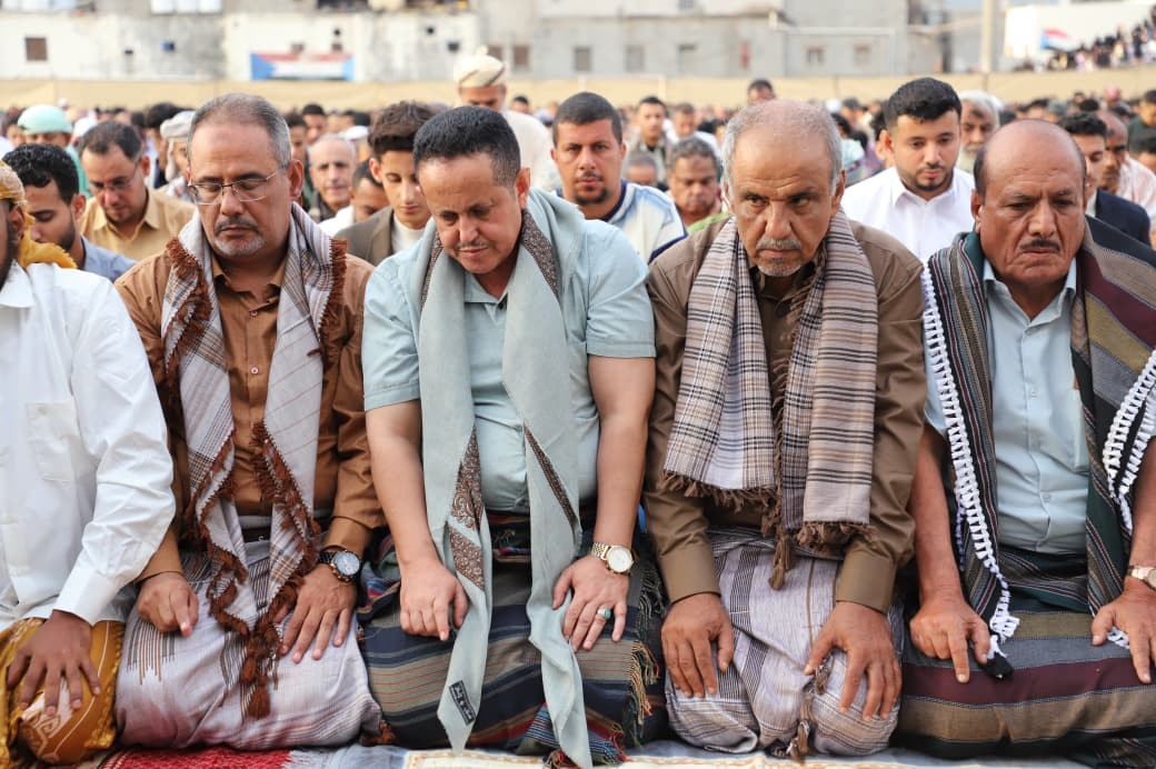 القائم بأعمال الأمين العام وعدد من قيادة المجلس يؤدون صلاة العيد بالعاصمة عدن القائم بأعمال الأمين العام وعدد من قيادة المجلس يؤدون صلاة العيد بالعاصمة عدن