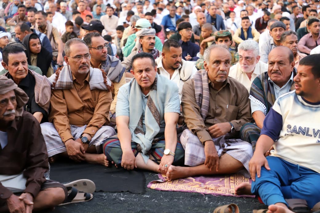 القائم بأعمال الأمين العام وعدد من قيادة المجلس يؤدون صلاة العيد بالعاصمة عدن القائم بأعمال الأمين العام وعدد من قيادة المجلس يؤدون صلاة العيد بالعاصمة عدن