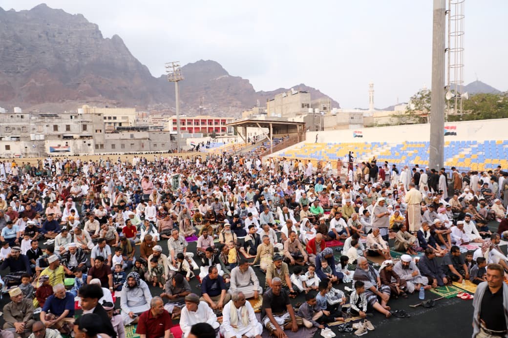القائم بأعمال الأمين العام وعدد من قيادة المجلس يؤدون صلاة العيد بالعاصمة عدن القائم بأعمال الأمين العام وعدد من قيادة المجلس يؤدون صلاة العيد بالعاصمة عدن