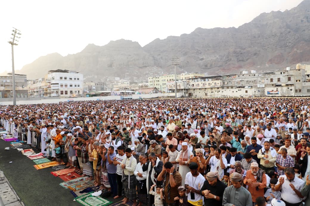القائم بأعمال الأمين العام وعدد من قيادة المجلس يؤدون صلاة العيد بالعاصمة عدن القائم بأعمال الأمين العام وعدد من قيادة المجلس يؤدون صلاة العيد بالعاصمة عدن