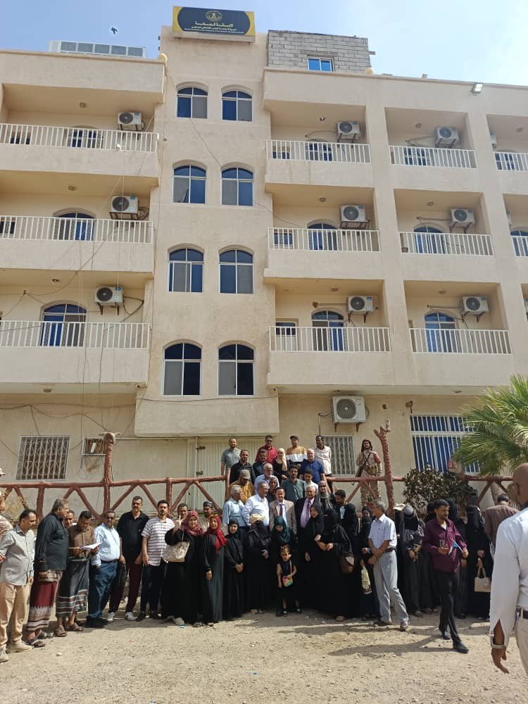 الأمانة العامة تؤكد مواصلة الوقفة الاحتجاجية والتصعيد رفضاً لإغلاق مقرها بالعاصمة عدن الأمانة العامة تؤكد مواصلة الوقفة الاحتجاجية والتصعيد رفضاً لإغلاق مقرها بالعاصمة عدن